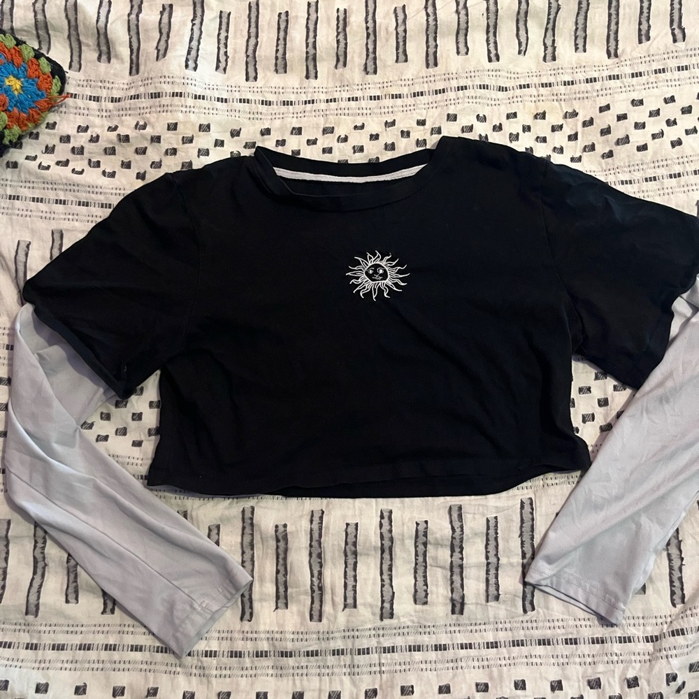 Black cropped sun Tee w long sleeves , Size S